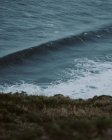 Vue diurne de la vague sur la côte océanique — Photo de stock