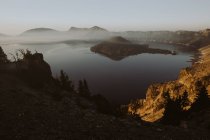 Fernblick auf Insel auf nebelverhangenem Kratersee, oregon — Stockfoto