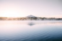 Утренний туман над озером Элк-Лейк и вулканом Южная сестра, Орегон — стоковое фото