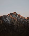 Vista lejana de la cresta de la montaña iluminada por el atardecer, Alabama Hills, California, EE.UU. - foto de stock