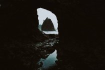 Vue de jour de la flaque d'eau et des rochers dans la grotte de montagne sur la plage de Rialto, Washington — Photo de stock