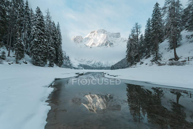Tagsüber Blick auf gefrorene Pragser Seen in den Pragser Dolomiten, Tirol, Italien — Stockfoto