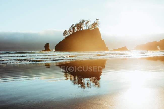 Ilhas refletidas em areia molhada Second Beach, Península Olímpica, La Push, Washington, EUA — Fotografia de Stock
