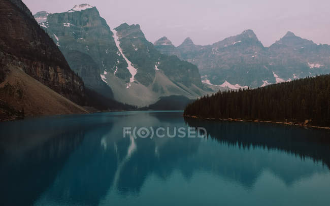 Vista diurna del lago Louise, Parque Nacional Banff, Alberta, Canadá - foto de stock
