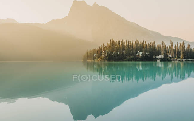 Montañas reflejadas en Emerald Lake, Parque Nacional Yoho, Canadá - foto de stock