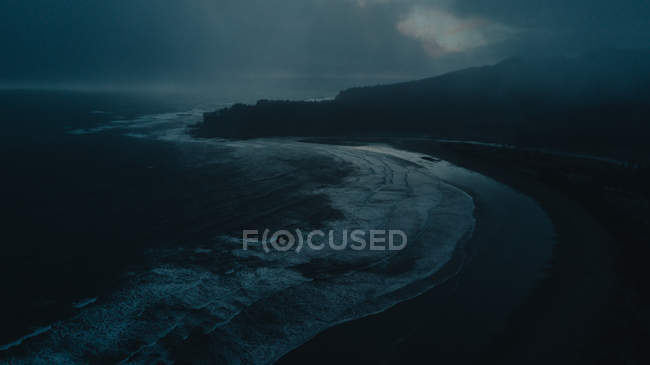 Distant view of ocean coastal beach in the evening — Stock Photo