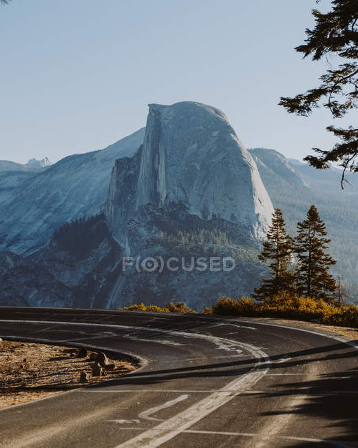 Daytime view of Half Dome mount and road curve, Yosemite National Park, California — Stock Photo