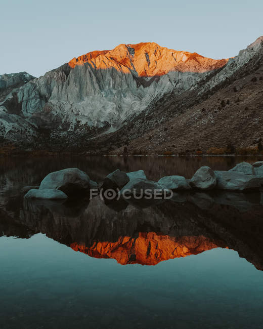 Гори, полегшені, захід сонця, відбиваючи засудженим озеро, штат Каліфорнія — стокове фото