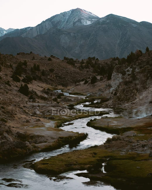 Vue diurne de la rivière sinueuse dans le site géologique de Hot Creek, comté de Mono, Californie — Photo de stock
