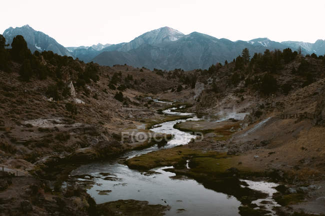 Vue diurne de la rivière sinueuse dans le site géologique de Hot Creek, comté de Mono, Californie — Photo de stock