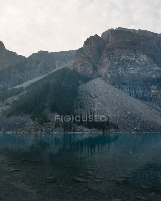 Montañas y aguas tranquilas del lago Bow, Parque Nacional Banff, Canadá - foto de stock