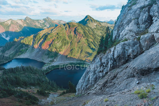 Vista diurna del paesaggio montano con laghi e alberi, Winchester Mountain Lookout, North Cascades, Washington — Foto stock