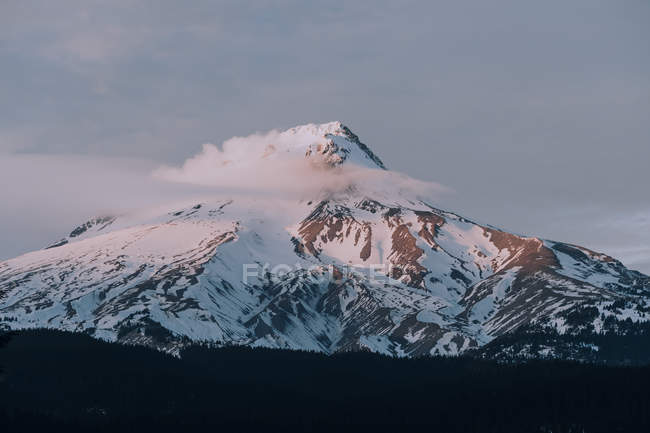Vista diurna del Monte Cappuccio innevato tra le nuvole, Oregon, USA — Foto stock