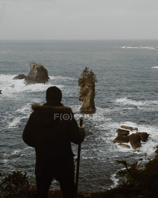 Retrato traseiro do homem em pé em Cape Flattery, Washington — Fotografia de Stock