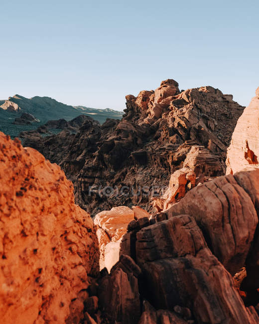 Vista diurna de rocas y montañas en Moab, Utah, EE.UU. - foto de stock