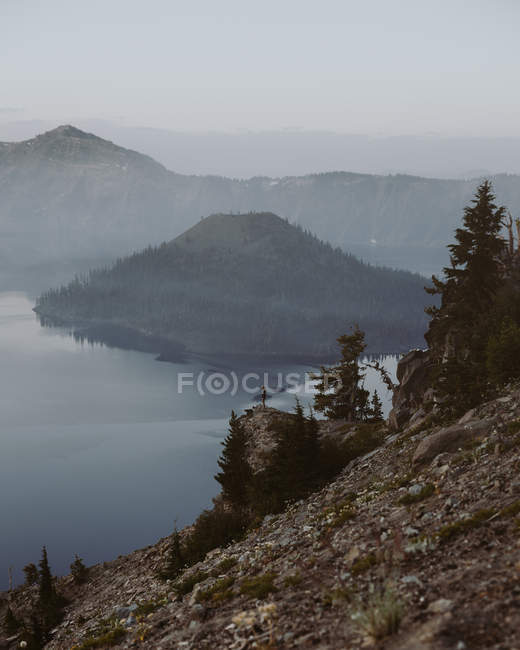Distant view of island on misty Crater lake, Oregon — Stock Photo