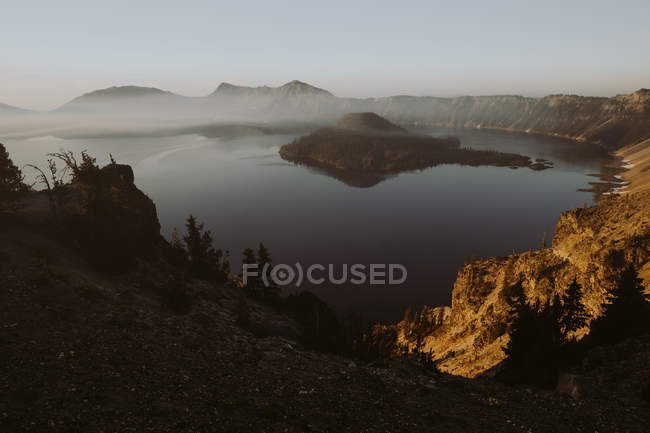 Distant view of island on misty Crater lake, Oregon — Stock Photo
