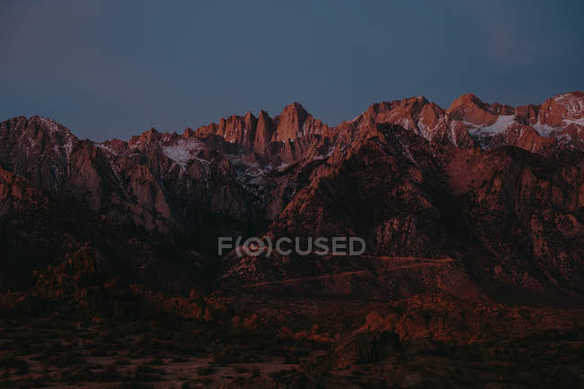 Дистанционный вид на гору Уитни вечером, Калифорния, США — стоковое фото