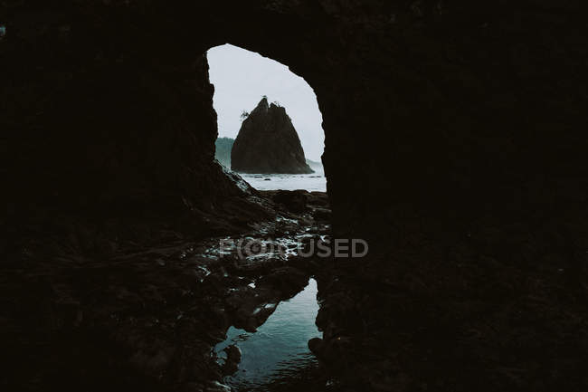 Daytime view of puddle and rocks in mountain cave on Rialto beach, Washington — Stock Photo