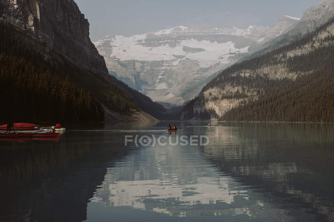 Vista diurna delle persone in kayak sul lago Louise, Canada — Foto stock