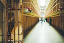 Gente caminando en celdas de prisión - foto de stock