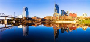 Ciudad de Nashville centro reflejado en el río - foto de stock