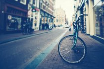 Велосипед припаркований на вулиці — стокове фото