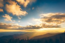 Cloudscape в горах під час заходу сонця — стокове фото