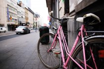 Bicicleta aparcada en la calle - foto de stock