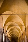 Antiguo corredor con columnata, Bolonia - foto de stock