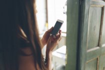 Junges Mädchen nutzt Smartphone — Stockfoto