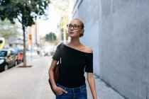Mädchen geht mit Handtasche — Stockfoto