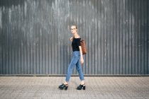 Chica caminando con bolso - foto de stock