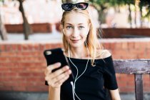 Mädchen hält Smartphone in der Hand — Stockfoto