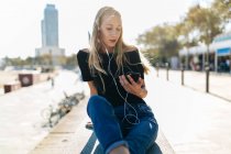 Menina loira ouvindo música — Fotografia de Stock