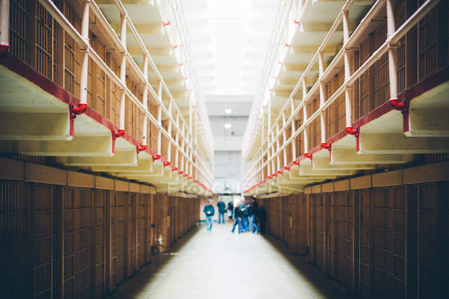 Gente caminando en celdas de prisión - foto de stock