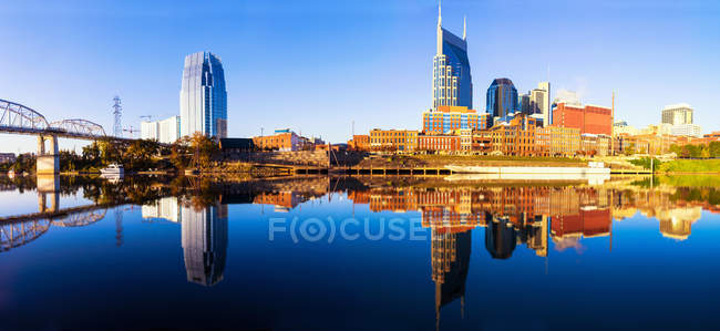 Ciudad de Nashville centro reflejado en el río - foto de stock