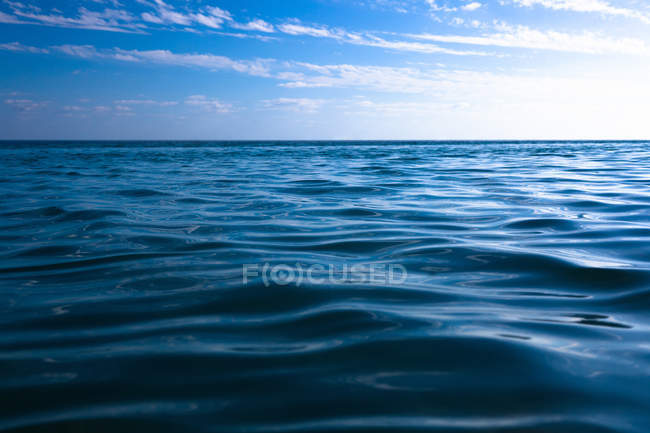 Хвилясті океан води — стокове фото