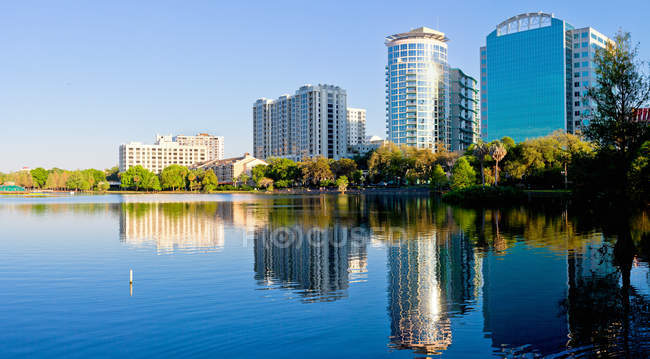 Orlando y lago Eola, Florida - foto de stock
