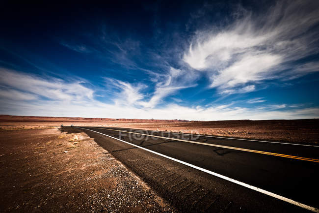 Estrada que se estende em direção ao horizonte — Fotografia de Stock