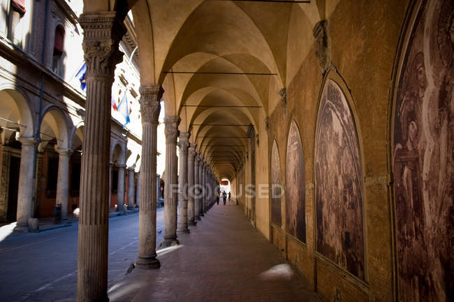 Ancien couloir avec colonnade, Bologne — Photo de stock