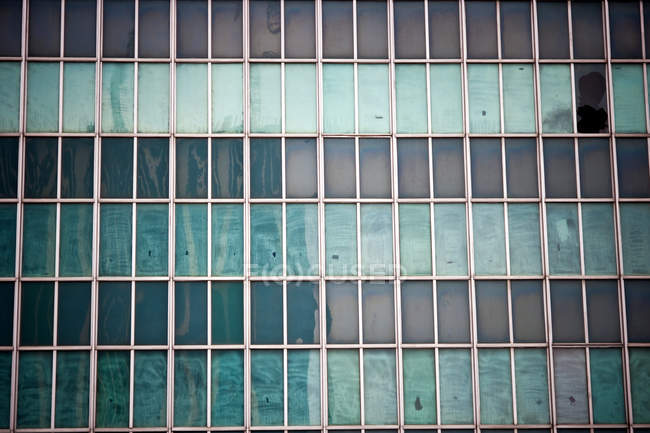 Vidrio roto en edificio de oficinas abandonado - foto de stock