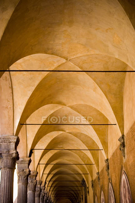 Древний коридор с колоннадой, Болонья — стоковое фото