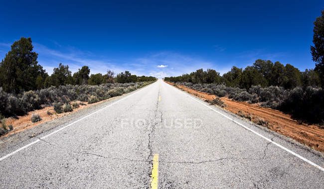 Carretera que se extiende hacia el horizonte - foto de stock