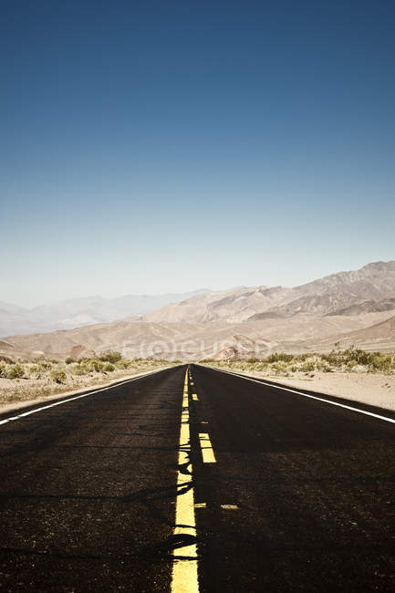 Route s'étirant vers l'horizon — Photo de stock