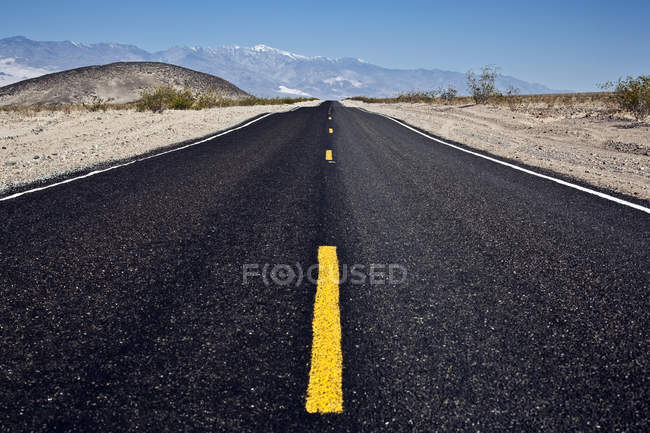 Estrada que se estende em direcção ao horizonte — Fotografia de Stock
