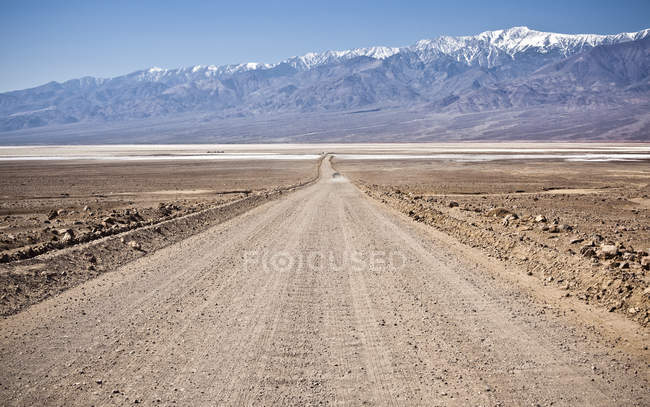 Road stretching towards horizon — Stock Photo