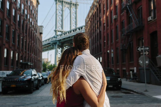 Пара в Дамбо, Бруклин, Нью-Йорк — стоковое фото