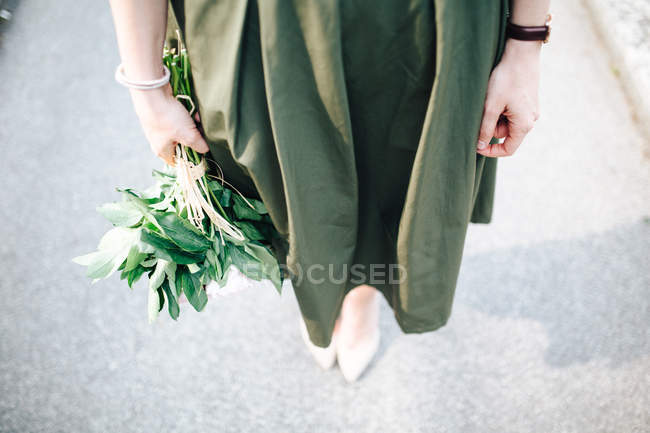 Chica con flores en la mano - foto de stock
