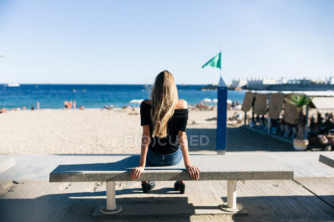 Girl sitting on bench — Stock Photo